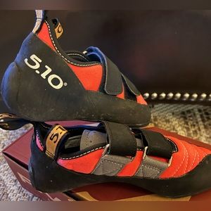 Five Ten Coyote VCS Canvas Climbing Shoe - Women's Size 6.5